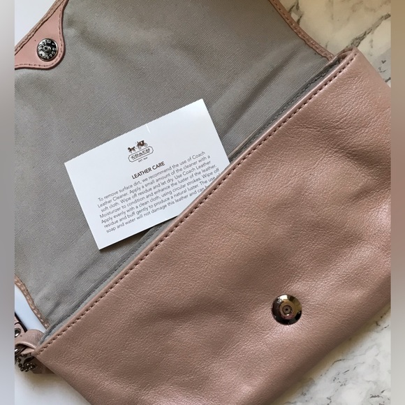 Coach Ashley leather clutch /wristlet💕Host Pick💕 Like new! - Picture 3 of 13